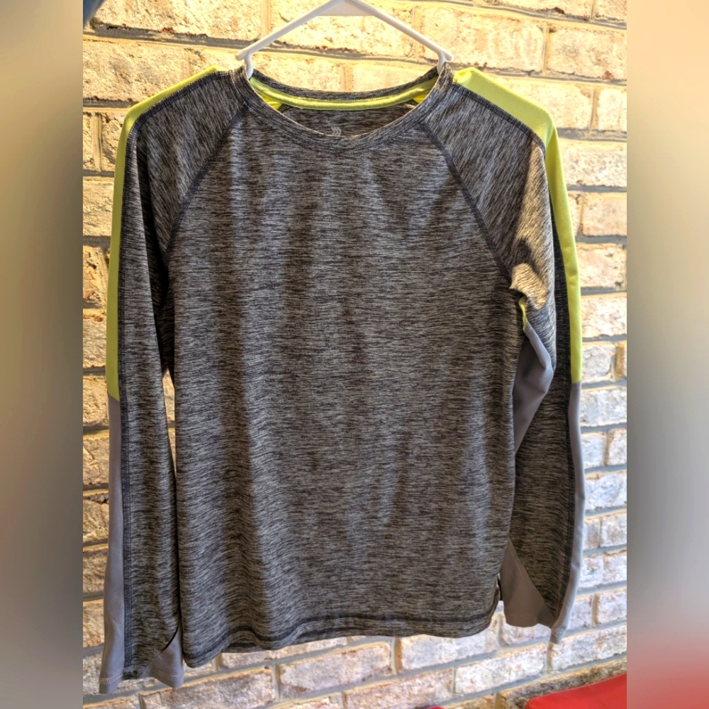 Athletic women's shirt